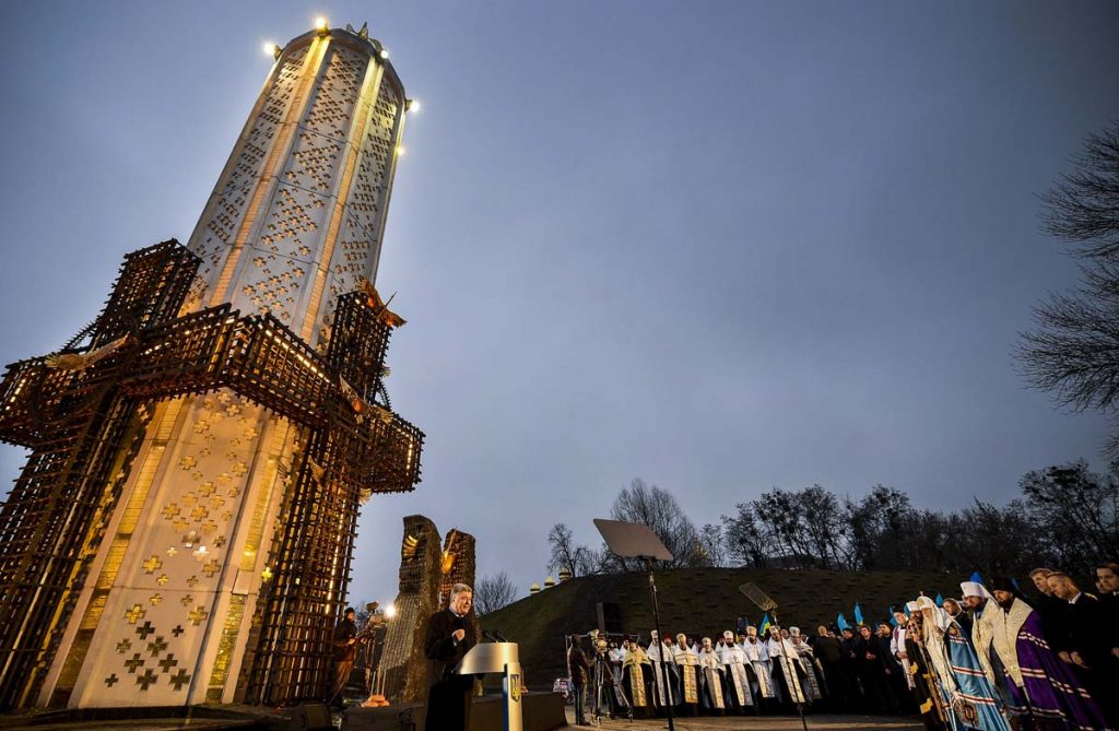 [VİDEO VE FOTO GALERİ] Poroşenko, Holodomor kurbanlarını anma törenlerine katıldı